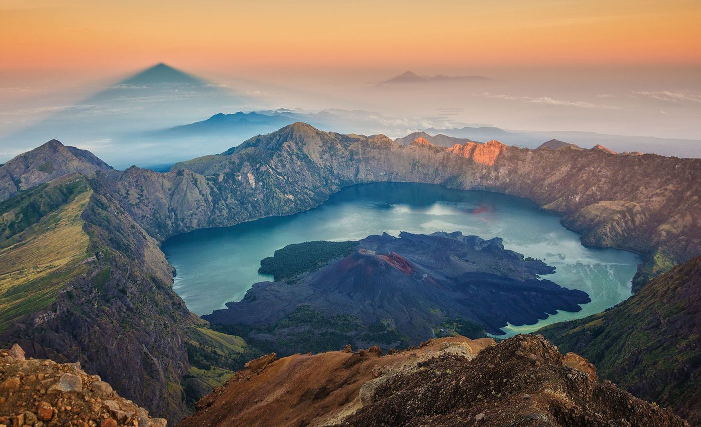Le mont Rinjani et son lac de cratère, Lombok, Indonésie